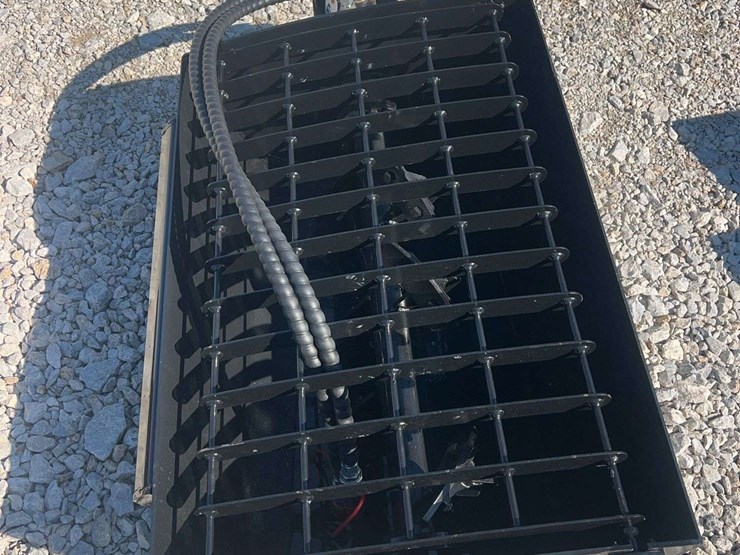 sdlanch-mini-skid-steer-mixing-bucket-image-1