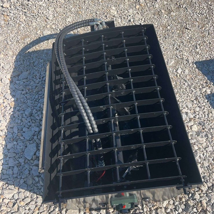 SDLANCH Mini Skid Steer Mixing Bucket