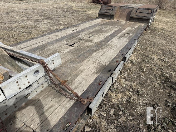 2013-2013-mov-hall-trailer-image-6