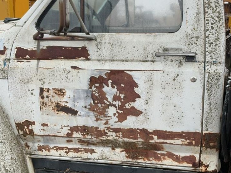 #301-•-1980-ford-k604-flatbed-truck-image-15