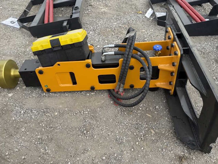 #136-•-skid-steer-post-driver-w/-tank-image-1