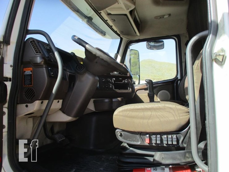 2015-volvo-10-image-8