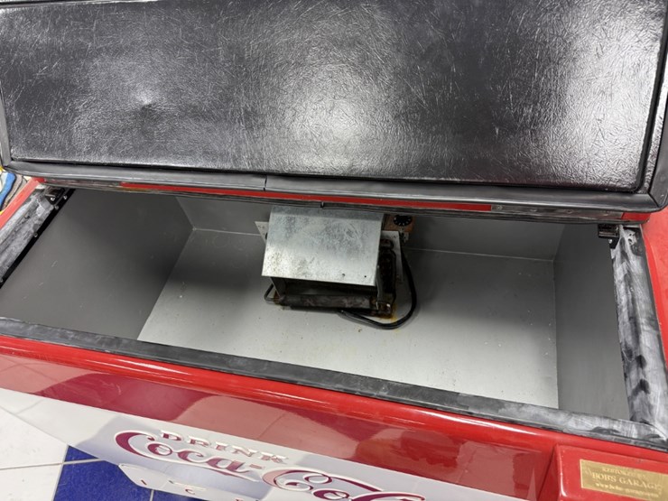 coca-cola-cmd-d-top-open-chest-style-vintage-cooler-image-7