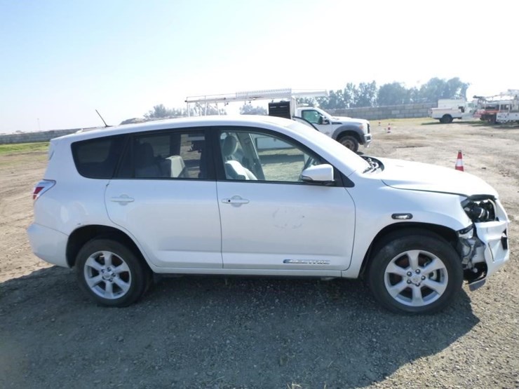 2014-toyota-rav4-image-18