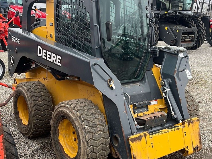 deere-326e-image-1