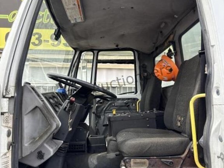 2001-freightliner-fc70-image-47