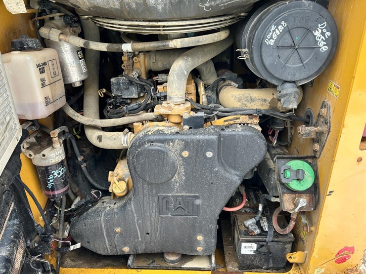 2015-caterpillar-299d-image-15