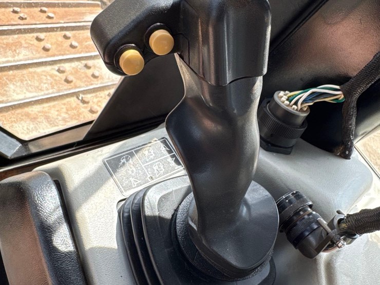 2015-caterpillar-d6n-lgp-image-23