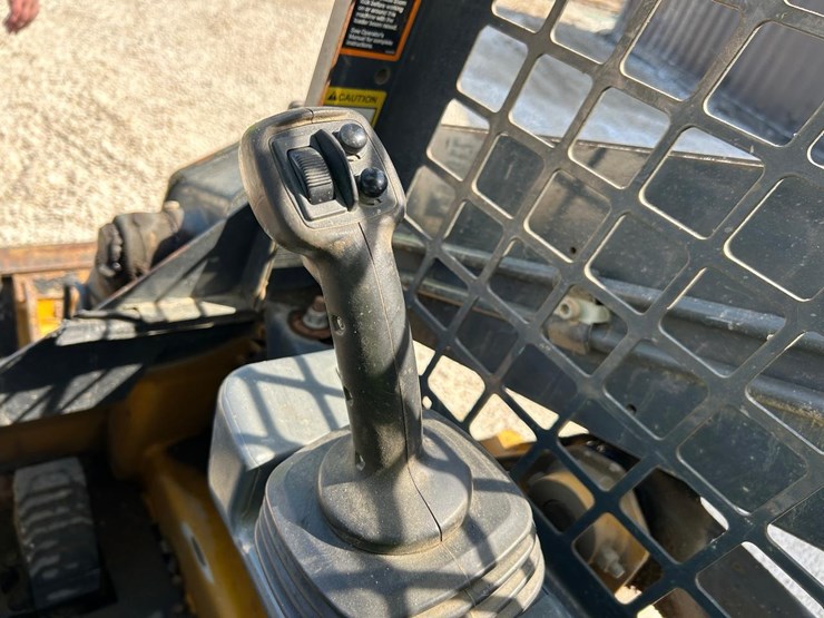 2019-deere-317g-image-24