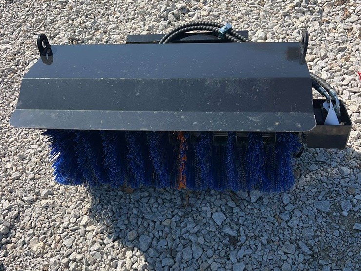 sdlanch-mini-skid-steer-hydraulic-sweeper-image-1