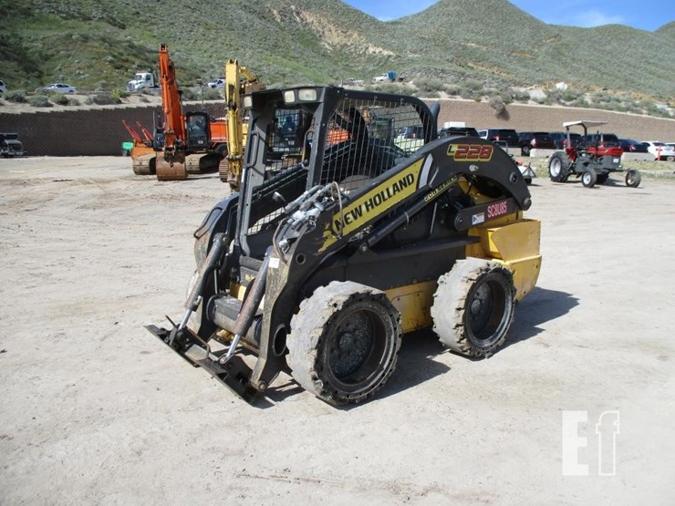 2017-new-holland-l228-image-1