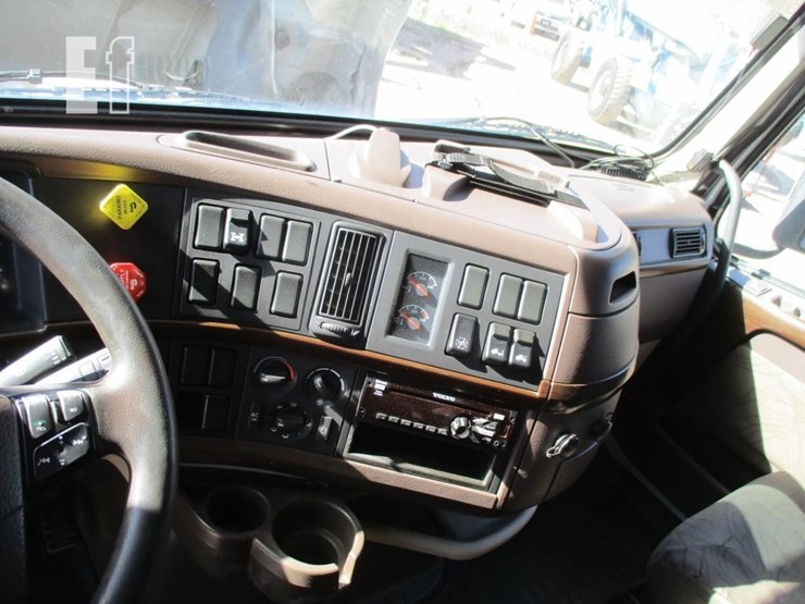 2015-volvo-10-image-9