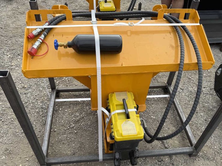 #152-•-skid-steer-pile-hammer-w/-tank-image-1