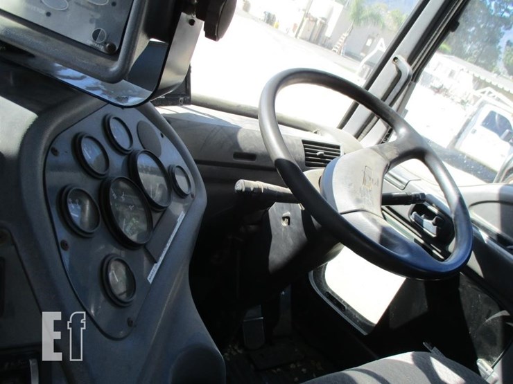 2004-gmc-t7500-image-10