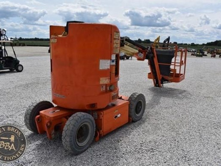 2013-jlg-e300ajp-image-12