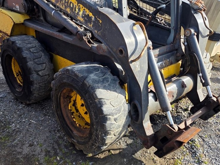 new-holland-l220-image-6