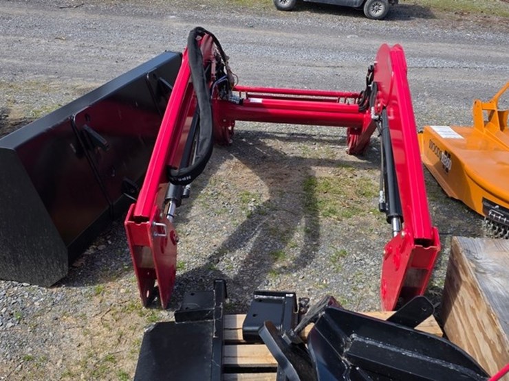 new-mahindra-7095clgc-euro-loader-image-9