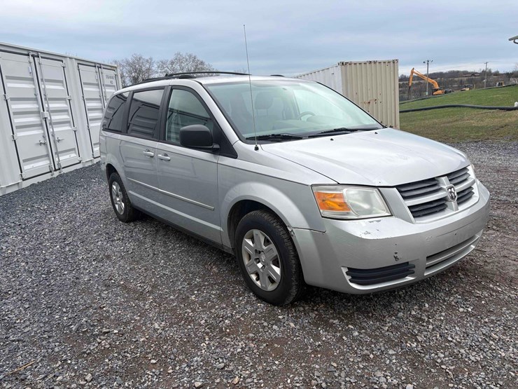 2010-dodge-caravan-image-2
