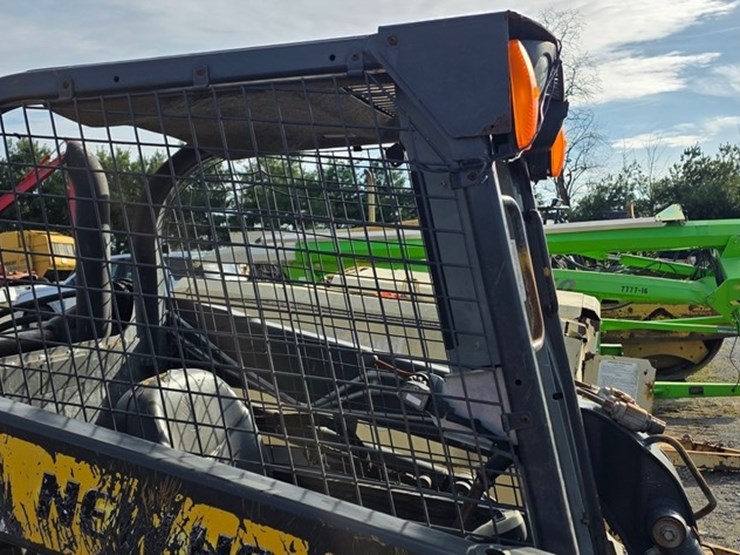 new-holland-l220-image-10