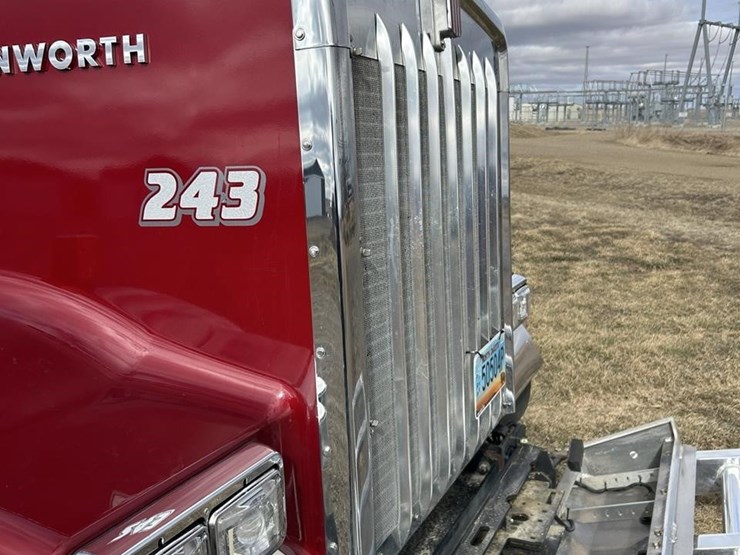 2025-kenworth-w900-image-14