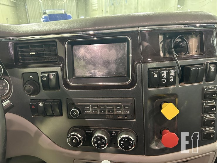 2016-peterbilt-579-image-16