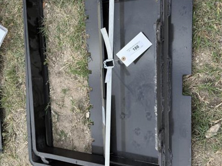 #186-•-mini-skid-steer-30"-forks-image-1