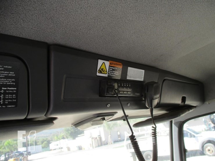 2004-gmc-t7500-image-14