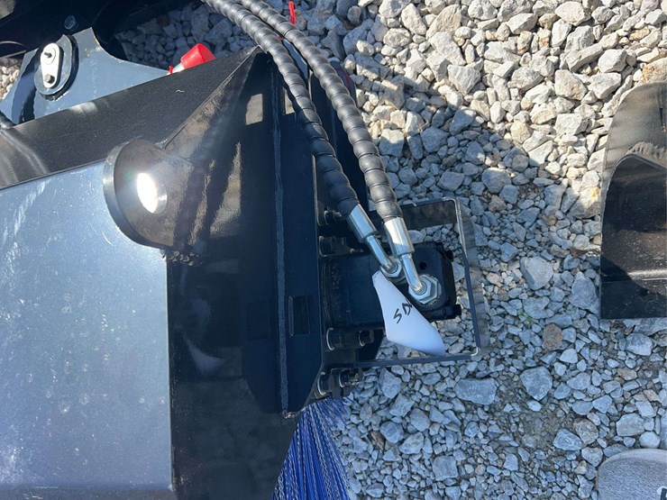 sdlanch-mini-skid-steer-hydraulic-sweeper-image-2