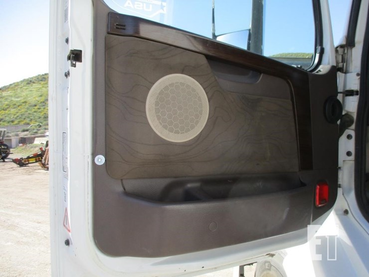 2015-volvo-10-image-20