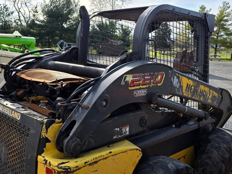 new-holland-l220-image-15