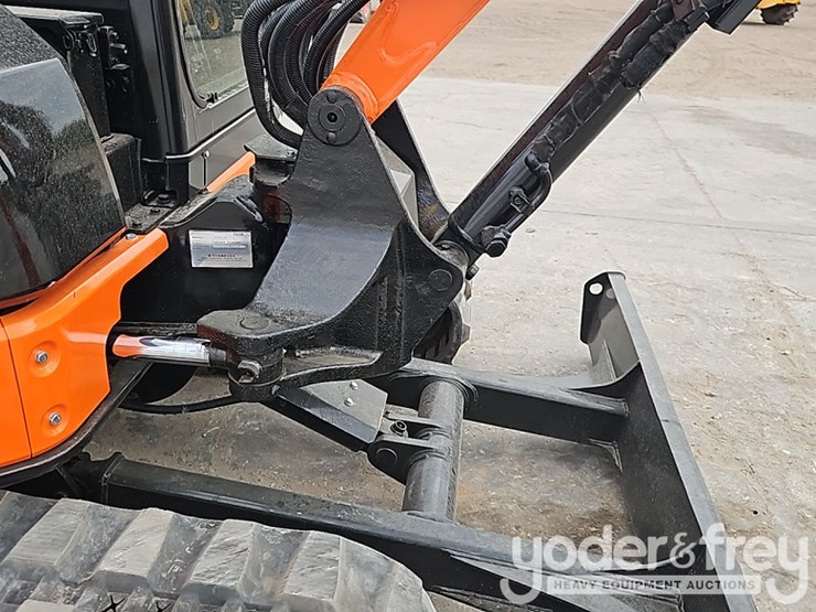 2011-hitachi-zx50u-3f-image-14