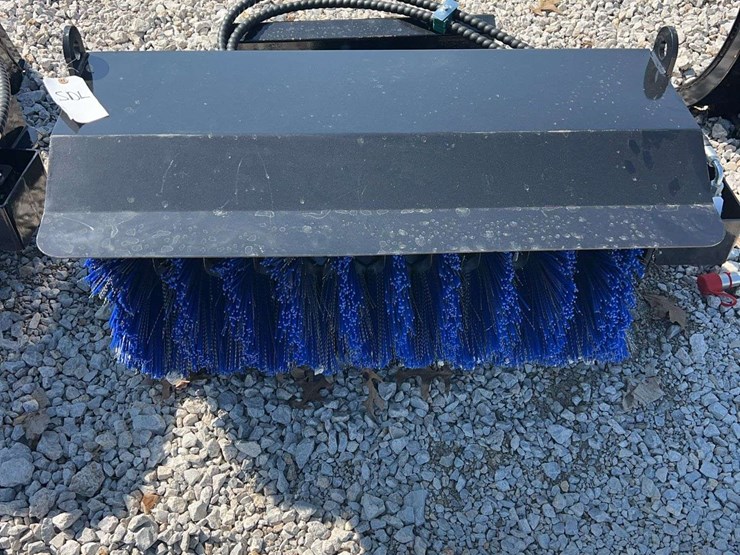 sdlanch-mini-skid-steer-hydraulic-sweeper-image-1