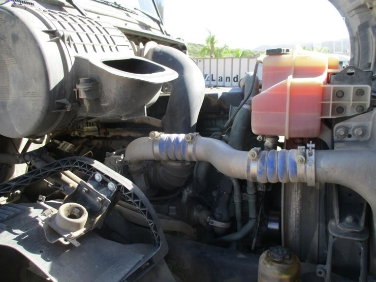 2015-volvo-10-image-5