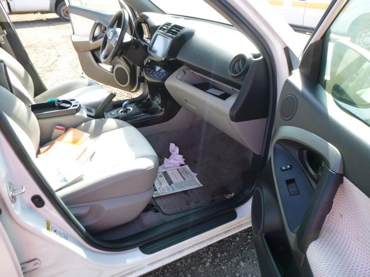 2014-toyota-rav4-image-21