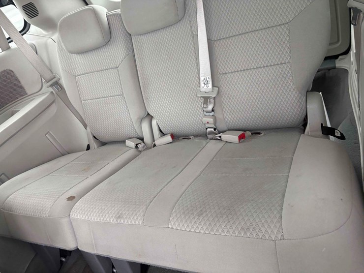 2010-dodge-caravan-image-15