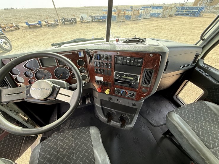 2015-mack-pinnacle-cxu613-image-16