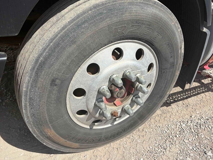 2002-volvo-tandem-axle-road-tractor-image-10