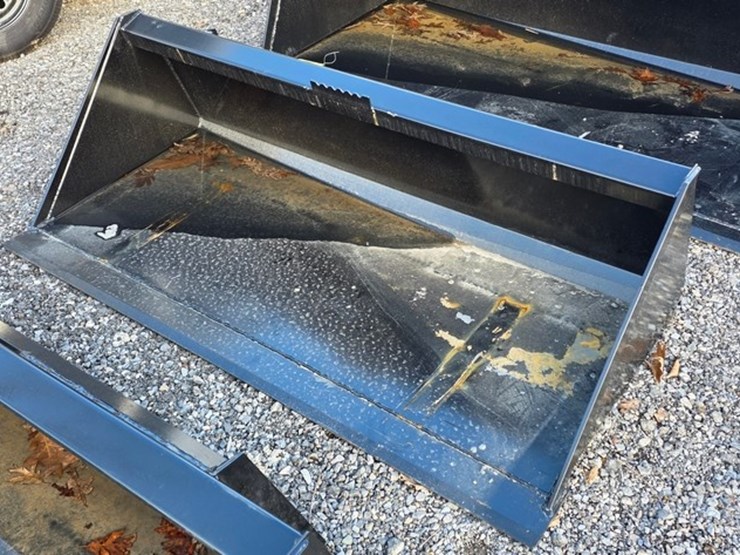 new-swict-66"-skidloader-bucket-image-4