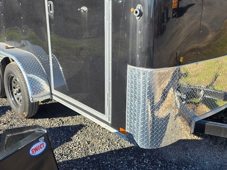 new-2005-carry-on-2-axle-box-trailer-(title)-image-17