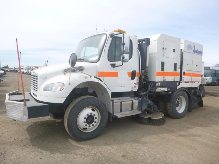 2016-freightliner-m2-106-image-1