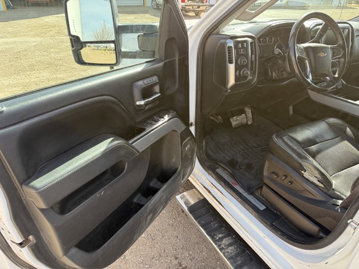 2015-chevrolet-silverado-2500hd-image-8