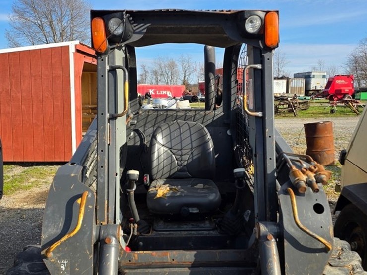 new-holland-l220-image-29