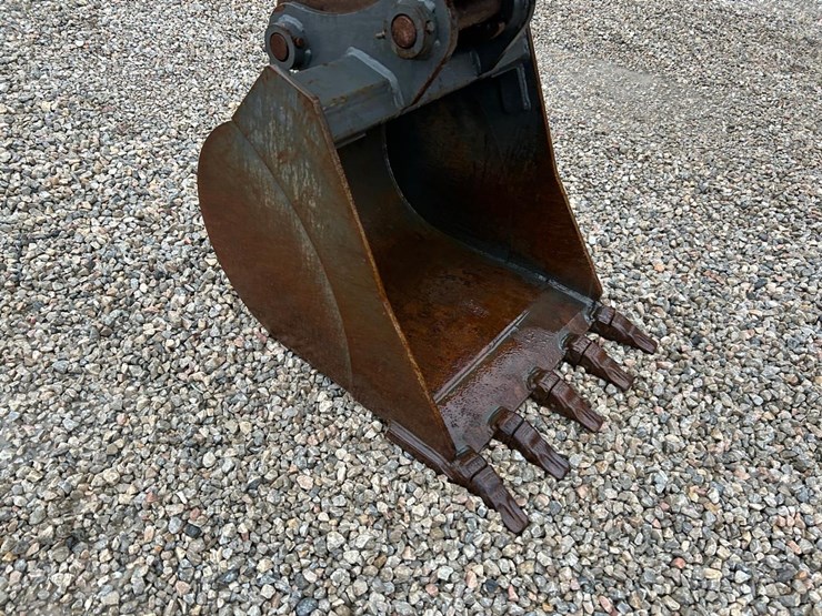 2019-case-cx60c-image-8