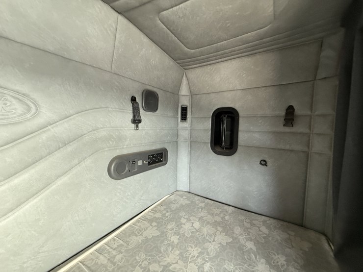 2015-mack-pinnacle-chu613-image-13