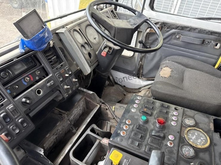 2001-freightliner-fc70-image-42