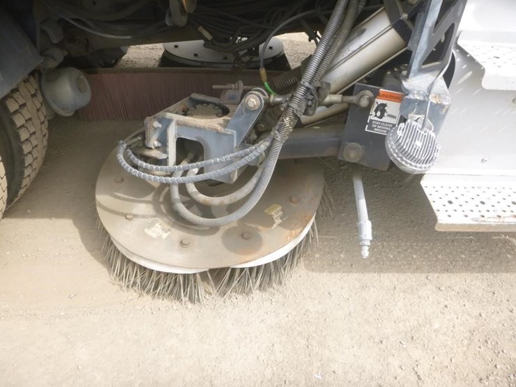 2016-freightliner-m2-106-image-9