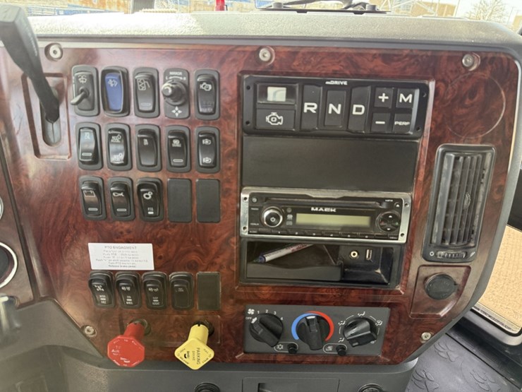 2015-mack-pinnacle-cxu613-image-17