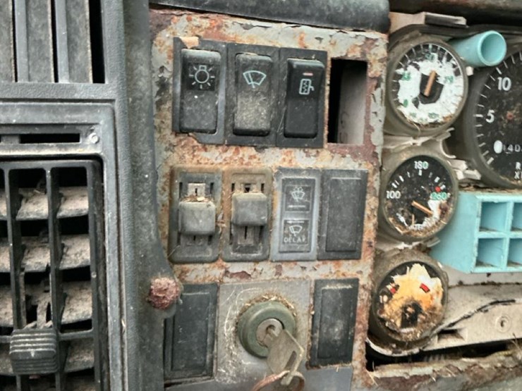 1995-freightliner-fl70-image-22