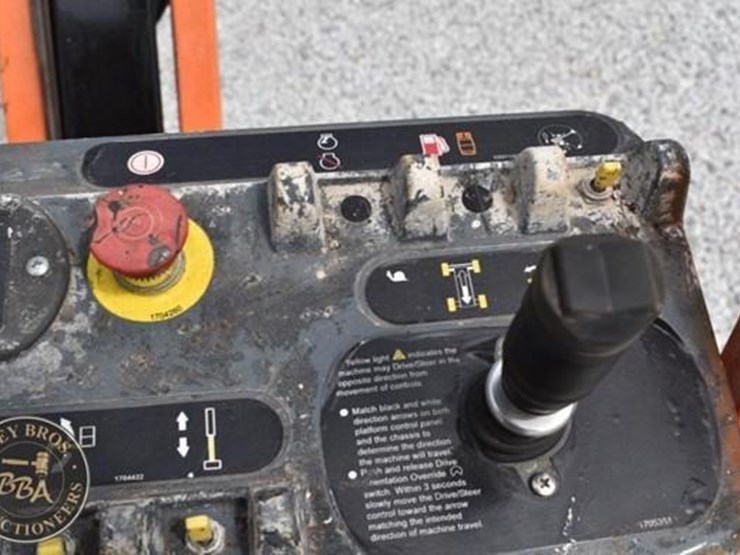 2013-jlg-e300ajp-image-28