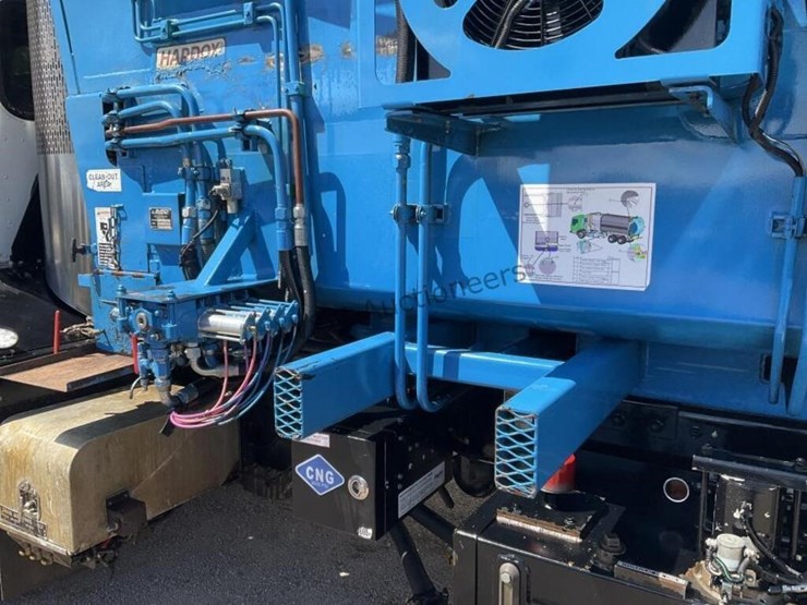 2018-peterbilt-520-image-11